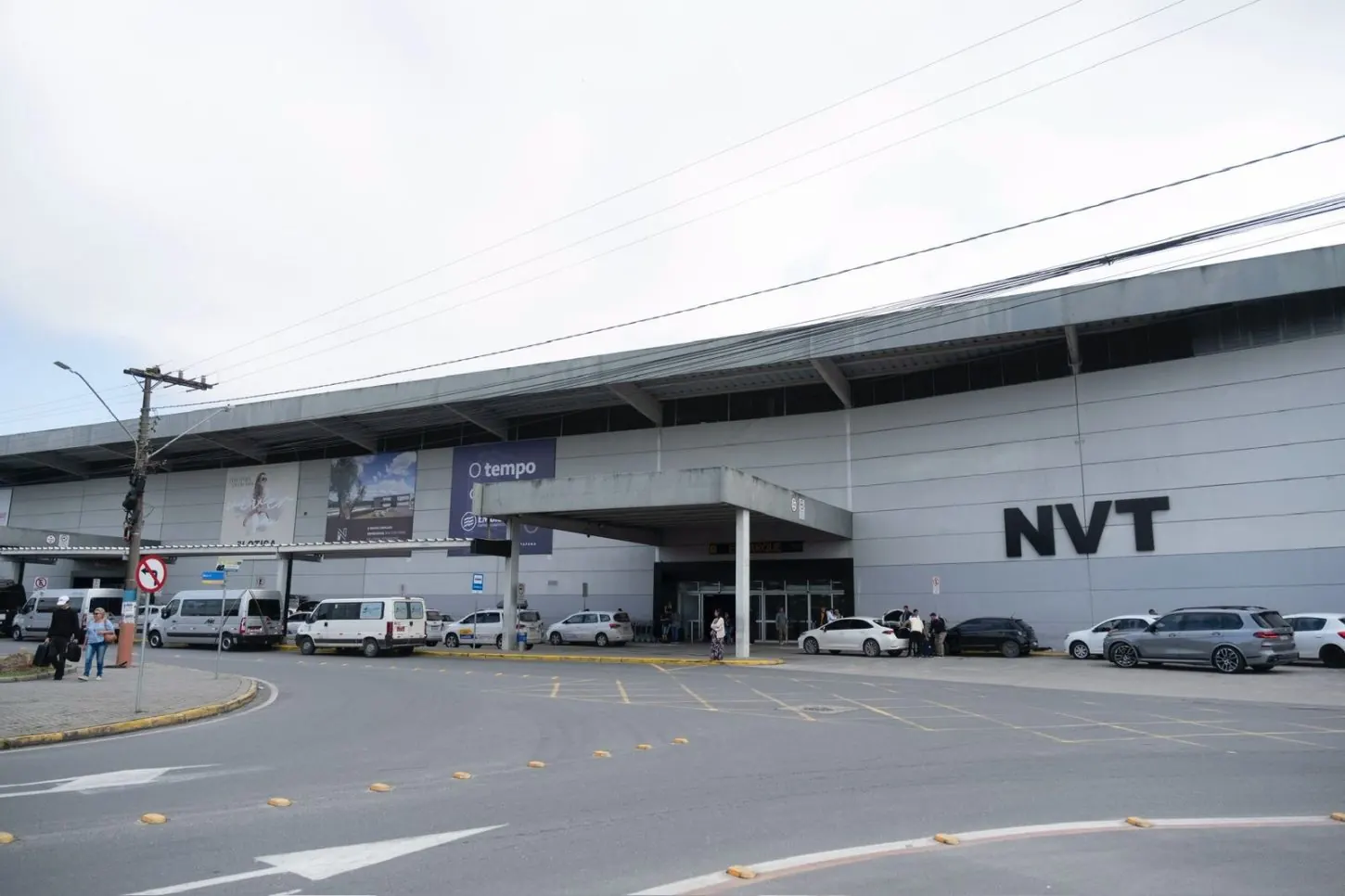 Fachada do terminal do Aeroporto Internacional de Navegantes, com veículos no desembarque