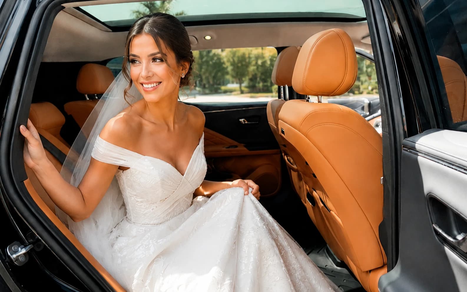 Noiva de vestido longo sentada no banco traseiro de um SUV executivo preto, com a porta aberta e interior em couro caramelo
