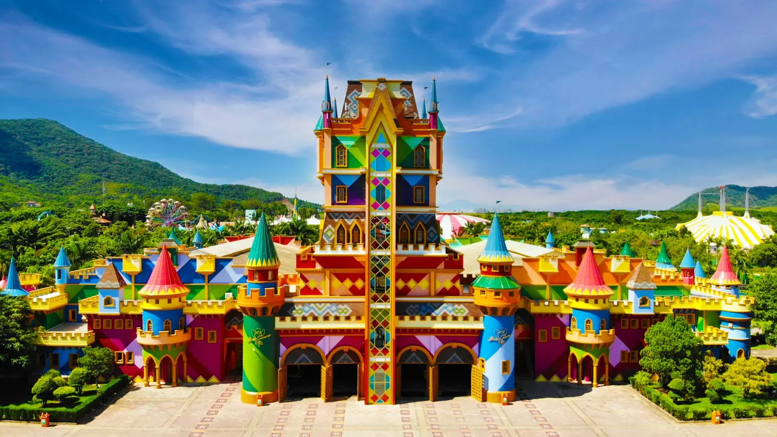 Castelo colorido na entrada do Beto Carrero World, em Penha, com a serra ao fundo
