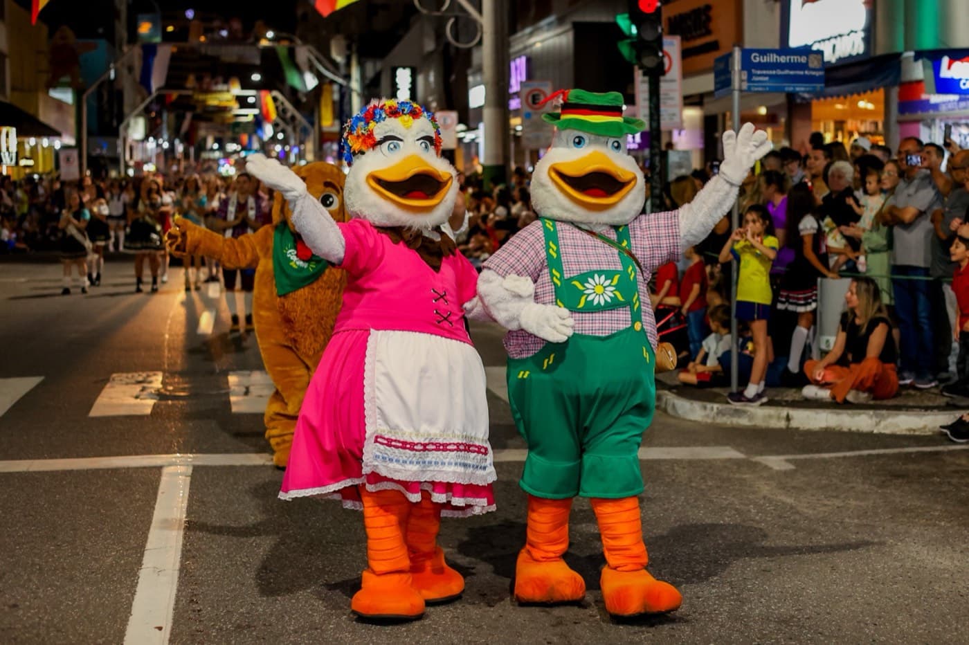 Desfile da Fenarreco pelas ruas de Brusque, com os mascotes marrecos em trajes típicos