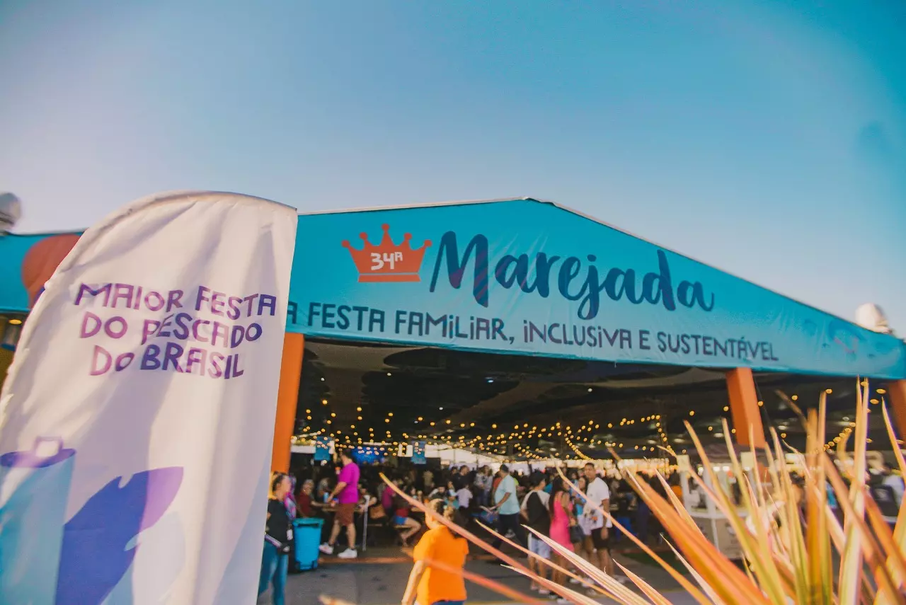 Pórtico de entrada da 34ª Marejada, em Itajaí, com o público ao fundo sob luzes