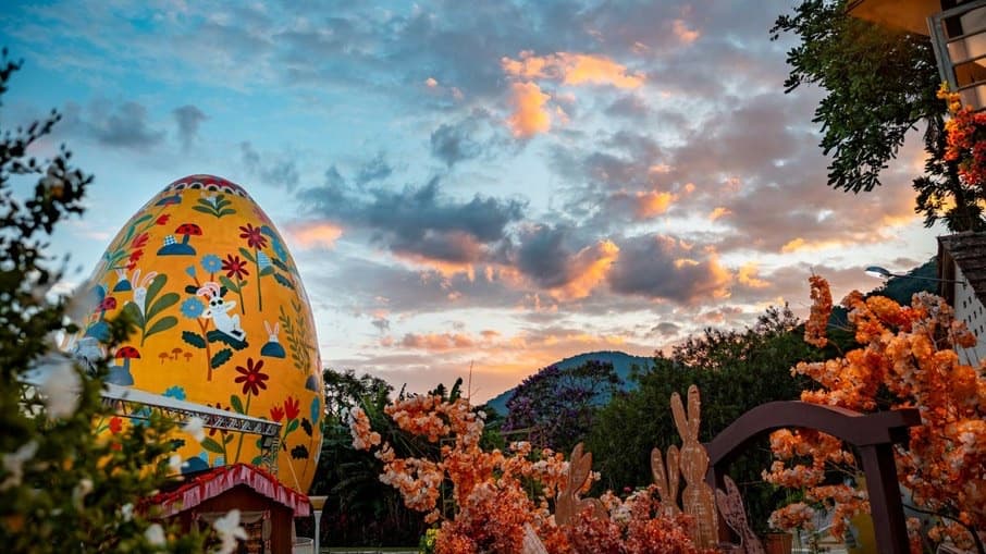 Ovo de Páscoa gigante decorado à mão na Osterfest de Pomerode, ao entardecer